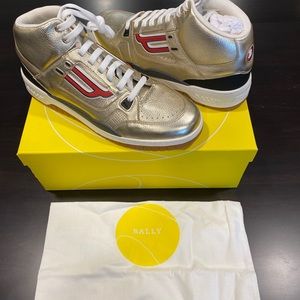 $495 Mens Authentic Bally “King” gold sneaker